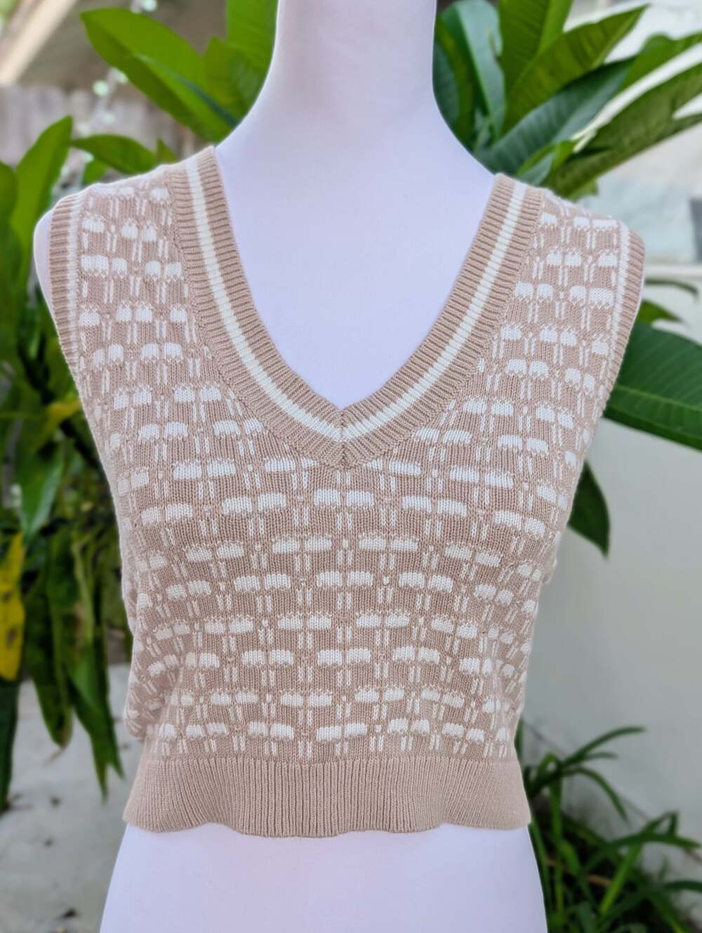 Abercrombie & Fitch tan white knit vest preppy quiet luxury old money academia